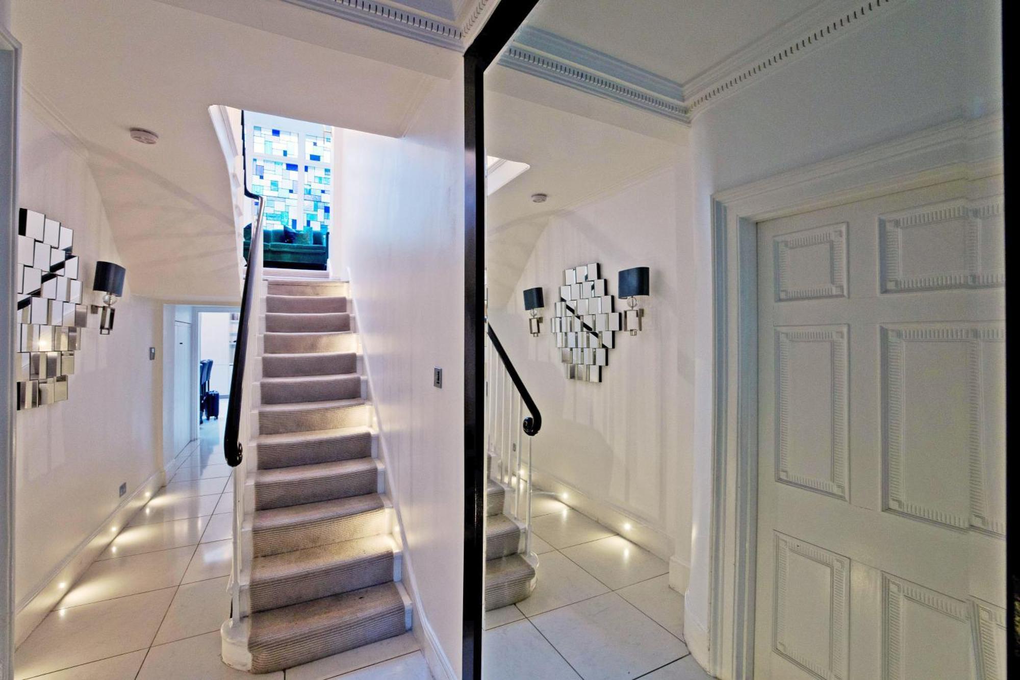 Imperial Victoria Square Homestay *