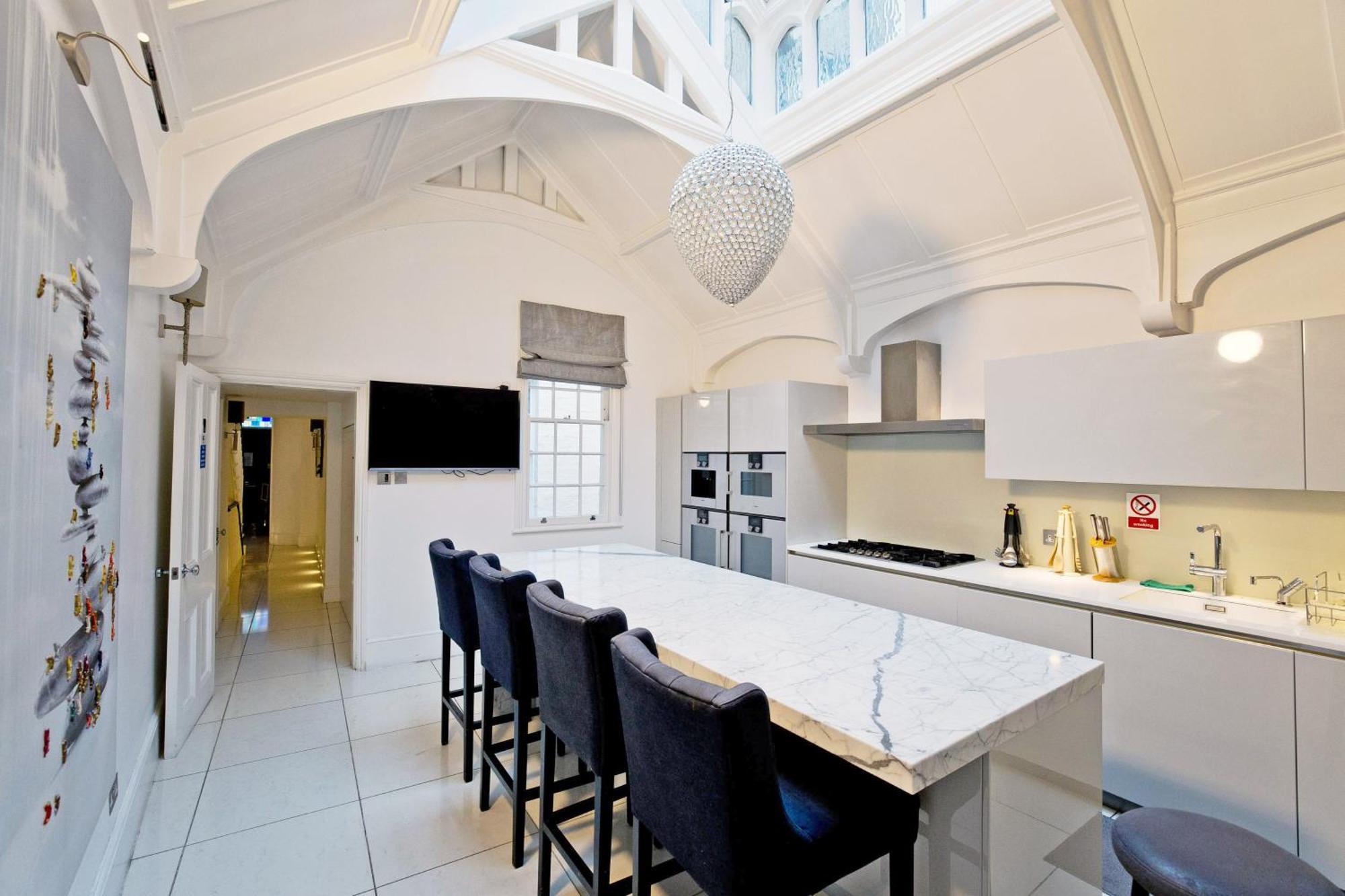 Imperial Victoria Square Homestay *
